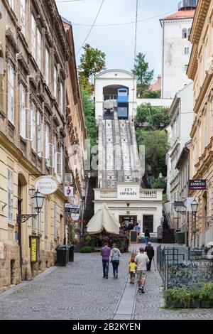 Funiculaire de Zagreb (Zagrebačka uspinjača), reliant la rue Ilica (Donji Grad) à Strosssmayerovo šetalište (promenade de Strossmayer) au nord ( Banque D'Images