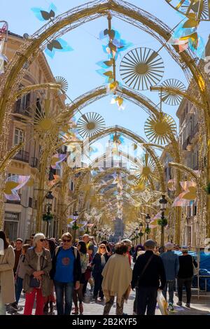 Décorations de rue sur la Calle marqués de Larios pendant le Carnaval de Malåga. Banque D'Images