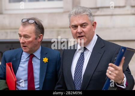 Londres, Royaume-Uni. 3 mars 2020. Les ministres du Cabinet quittent une réunion au cabinet, Whitehall, Londres UK Simon Hart MP PC Welsh Secretary (à gauche) et Brandon Lewis MP Secrétaire d'Irlande du Nord (à droite) crédit: Ian Davidson/Alay Live News Banque D'Images