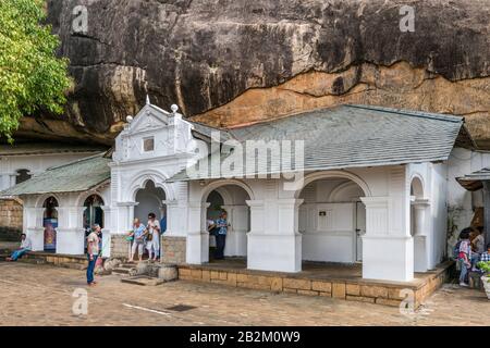 Sri Lanka's Cave temples, sanctuaires cinq richement décorées de 'Dambulla Rock et temples de caverne" qui s'asseoir sous un énorme rocher. Les temples c Banque D'Images