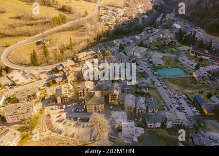 Vue aérienne de la ville du pré Saint Didier près de Courmayeur et de la frontière française, dans la vallée d'Aoste, en Italie. Banque D'Images