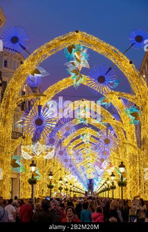 Éclairage festif sur la Calle marques de Larios pour le Carnaval de Målaga. Banque D'Images