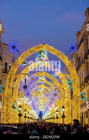 Éclairage festif sur la Calle marques de Larios pour le Carnaval de Målaga. Banque D'Images