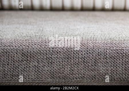 Gros plan d'un fragment d'un canapé en textile beige dans la chambre. Texture de tissu cher sur le mobilier. Canapé élément canapé canapé canapé canapé canapé canapé canapé canapé-lit Banque D'Images