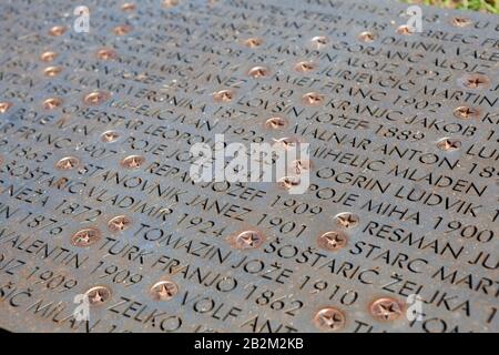 Plaque métallique portant les noms de 1433 victimes du camp de concération Kampor. Cimetière Commémoratif Kampor, Île De Rab, Croatie Banque D'Images
