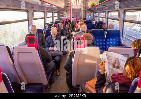 Passagers en train First Great Western au départ de Londres, au Royaume-Uni Banque D'Images
