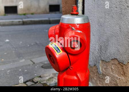 Strasbourg, France - février 2020: Incendie rouge avec vannes d'eau pour les urgences incendie dans la rue Banque D'Images