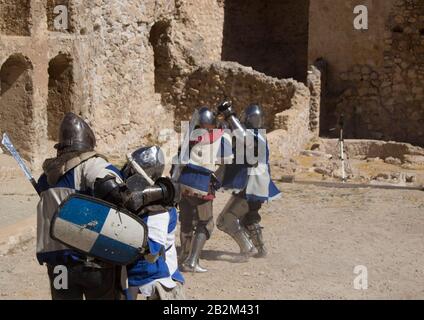 Tournoi médiéval, dueling soldats chrétiens. Dans le château Atalaya, Villena, Espagne, dans son marché médiéval Banque D'Images