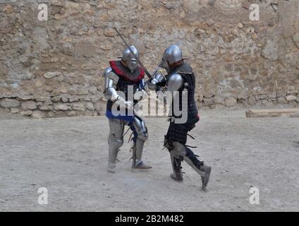 Tournoi médiéval, dueling soldats chrétiens. Dans le château Atalaya, Villena, Espagne, dans son marché médiéval Banque D'Images