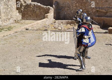 Tournoi médiéval, dueling soldats chrétiens. Dans le château Atalaya, Villena, Espagne, dans son marché médiéval Banque D'Images