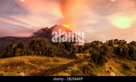 L'éruption du volcan Tungurahua Equateur Amérique du Sud très longue exposition avec Star Trails Canon 5D Markii 640 Iso 20min exposition convertie à partir de matières Banque D'Images