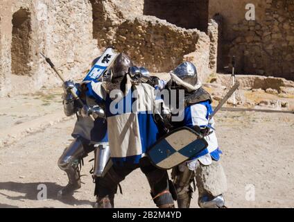 Tournoi médiéval, dueling soldats chrétiens. Dans le château Atalaya, Villena, Espagne, dans son marché médiéval Banque D'Images