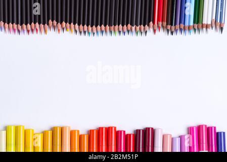 Bordure de peinture double face à partir de crayons multicolores et de marqueurs sur fond blanc avec espace de copie. Vue de dessus. Banque D'Images
