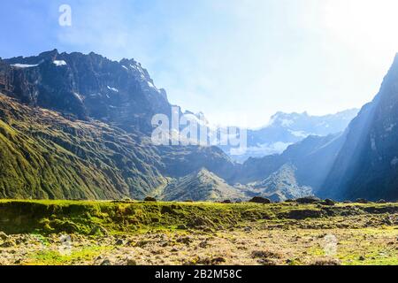 Lumière Du Jour Au-Dessus Du Volcan El-Autel Dans Le Parc National De Sangay Vue De L'Équateur De L'Ouest À L'Orient Banque D'Images