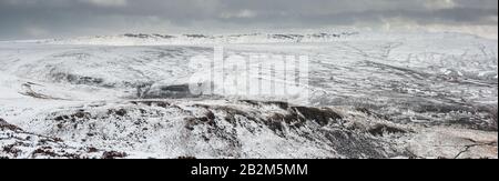 L'hiver dans le Peak District. Le bord nord du plateau Scout Kinder à travers les bancs de Shelf et Fetherbed Moss, Peak District National Park, E Banque D'Images