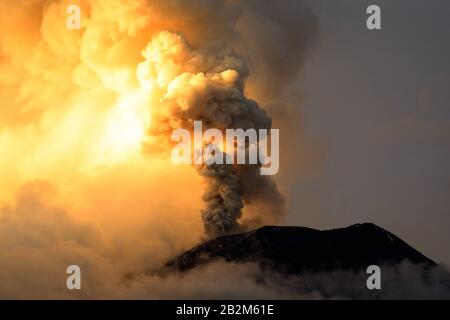 Explosion Puissante Du Volcan Tungurahua Le 6 Mai 2013 Équateur Amérique Du Sud Banque D'Images