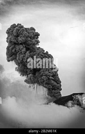 Explosion Puissante De Tungurahua Vulcan Le 5 Mai 2013 Équateur Amérique Du Sud Banque D'Images