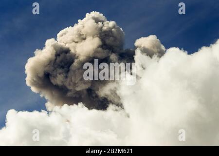 Explosion Puissante Du Volcan Tungurahua Le 5 Mai 2013 Équateur Amérique Du Sud Banque D'Images