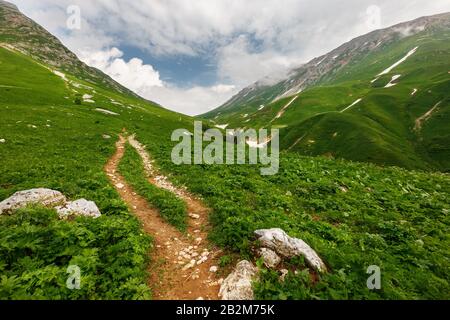 Chemin Stony vers les montagnes à travers le passage Fisht-Oshten. République d'Adygea de Russie Banque D'Images