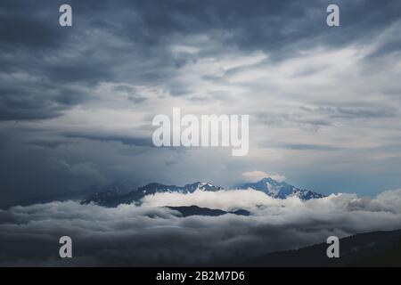 Tempête nuages dans une vallée au-dessus d'une crête. République d'Adygea de Russie Banque D'Images