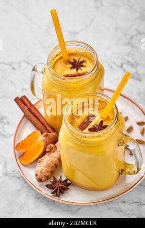 Hadi Doodh est connu comme Le Lait Turmeric doré dans Le Pot Mason sur fond de marbre blanc. Le Lait d'or est la recette ayurvédique du lait chaud avec du curcuma, du gingembre et Banque D'Images