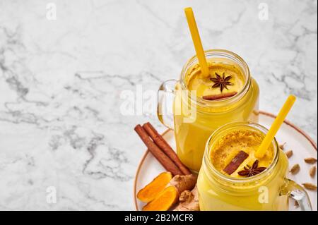 Hadi Doodh est connu comme Le Lait Turmeric doré dans Le Pot Mason sur fond de marbre blanc. Le Lait d'or est la recette ayurvédique du lait chaud avec du curcuma, du gingembre et Banque D'Images