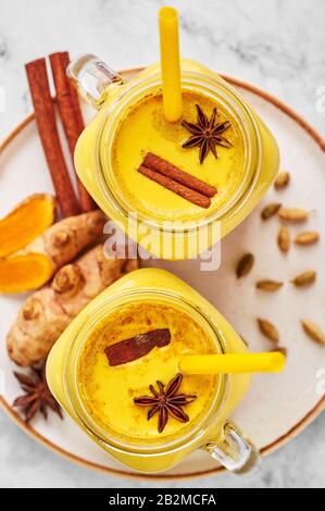 Hadi Doodh est connu comme Le Lait Turmeric doré dans Le Pot Mason sur fond de marbre blanc. Le Lait d'or est la recette ayurvédique du lait chaud avec du curcuma, du gingembre et Banque D'Images