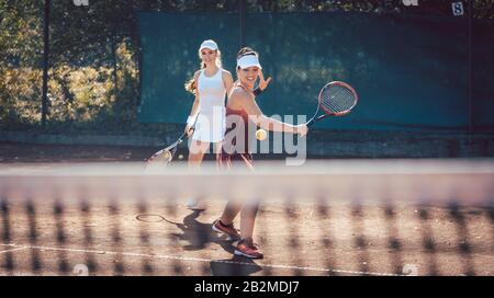 Femme dans un double de tennis Banque D'Images