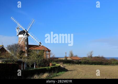 Vue sur Weybourne Windmill, village de Weybourne, North Norfolk, Angleterre, Royaume-Uni Banque D'Images