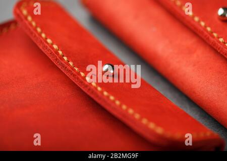 Sac à main en cuir rouge authentique, fait à la main sur un fond sombre. Coutures cousues. Gros plan Banque D'Images