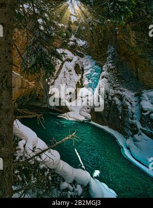 Chute D'Eau Basse Gelée Dans Johnston Canyon. Banque D'Images