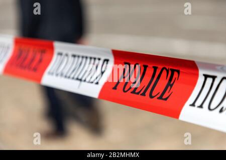 Ruban de police rouge et blanc avec texte: La ligne de police ne traverse pas de virage à l'extérieur de la zone d'accès public. Banque D'Images
