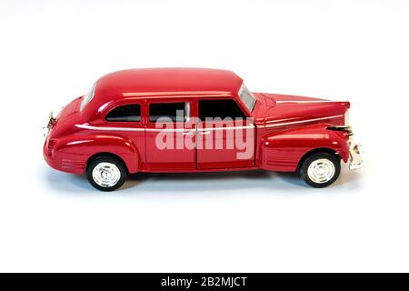 Voiture rouge vintage isolée sur blanc. Voiture jouet pour enfants isolée sur fond blanc. Banque D'Images