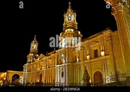 Vue Nocturne Incroyable Sur La Cathédrale De La Basilique D'Arequipa, Pérou, Amérique Du Sud Banque D'Images