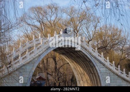 Pont de la ceinture de Jade sur un lac Kunming au Palais d'été, ancien jardin impérial à Beijing, Chine Banque D'Images