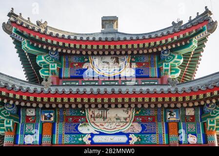 Détails du belvédère traditionnel sur un pont sur la chaussée ouest au-dessus du lac Kunming à Yiheyuan - Palais d'été, ancien jardin impérial à Beijing, Chine Banque D'Images
