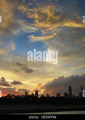 SINGAPOUR. 29 Novembre 2004. Au crépuscule, une vue spectaculaire sur le ciel à travers le port avec des bureaux et des immeubles à appartements silhouettés Banque D'Images