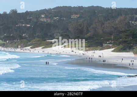 Les touristes apprécient la mer et la plage de Carmel au bord de la mer sur la côte californienne, aux États-Unis d'Amérique. Banque D'Images