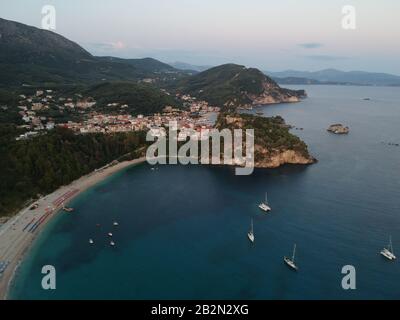 Grèce Parga à Preveza vue aérienne de la célèbre destination touristique grecque des Caraïbes à epirus près de sivota alonaki , skala, loutsa, vrachos plages Banque D'Images