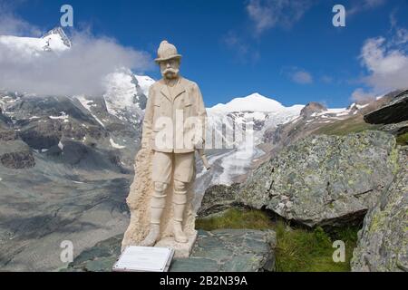 Sculpture Kaiser Franz Josef et le pic de Pasterze, le plus long glacier d'Autriche et des Alpes orientales en 2018, parc national Hohe Tauern, Carinthie, Autriche Banque D'Images