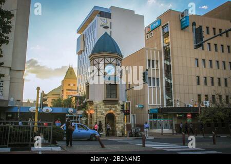 Windhoek, Namibie - 18 avril 2015 : centre-ville avec porte-tour avec horloge Banque D'Images