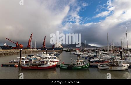 Fenit, Irlande - 2 mars 2020: Bateaux de pêche, yachts et cargo amarrés dans le port de Fenit sur la côte ouest du comté de Kerry, Irlande Banque D'Images