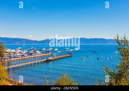 Marina à Tahoe City, Californie, États-Unis le jour d'été en septembre. L'état du Nevada est visible à travers l'eau. Banque D'Images