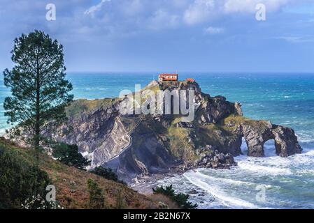 Gaztelugatxe îlot avec petit ermitage de San Juan, sur la côte de Biscaye province d'Espagne Banque D'Images