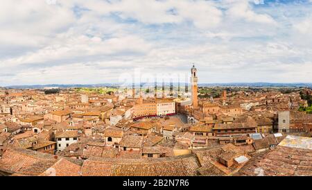 Vue aérienne de la Piazza del Campo, maison du concours de Palio à Sienne en Italie pendant la journée Banque D'Images