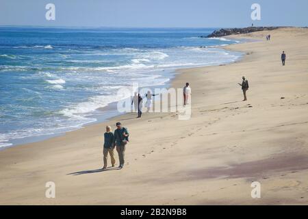 Swakopmund, Namibie - 18 avril 2015 : les gens marchent le long de la côte de l'océan Atlantique en Namibie Banque D'Images