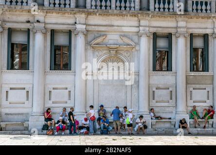 Les touristes mangeant et assis sur des marches d'un bâtiment, Venise, italie. Nouvelles lois à Venise Italie contre les touristes qui se comportent mal. Banque D'Images