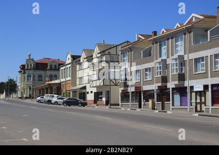 Swakopmund, Namibie - 18 avril 2015 : bâtiments et architecture allemands anciens : maisons, boutiques et routes dans une ville africaine Banque D'Images