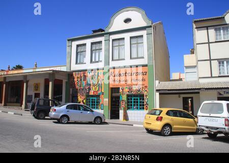 Swakopmund, Namibie - 18 avril 2015 : bâtiments et architecture allemands anciens : maisons, boutiques et routes dans une ville africaine Banque D'Images