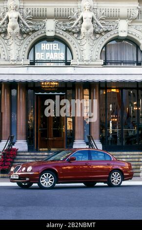 1999 Jaguar S Type à l'extérieur de l'hôtel de Paris Monte Carlo Banque D'Images